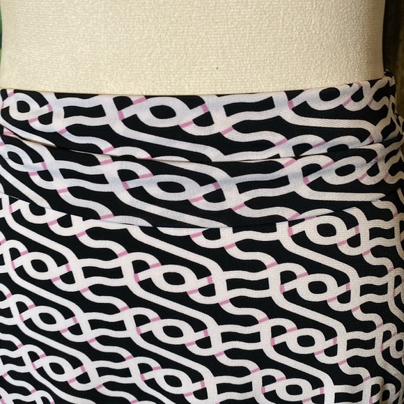 LuLaRoe skirt. Pretty pink and black pattern- like new - Picture 3 of 6